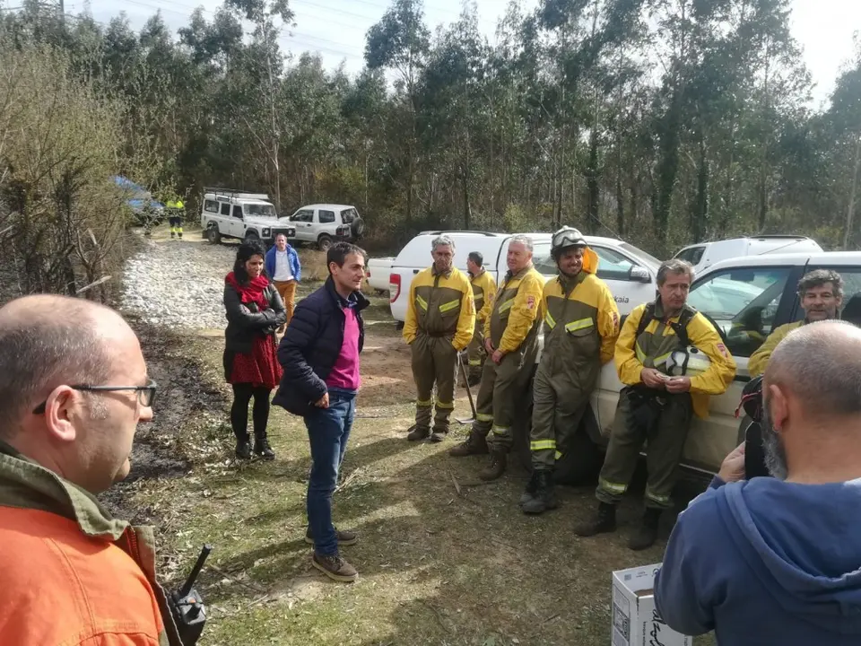 Borka Liaño, Alcalde de Muskiz, inspecciona el terreno