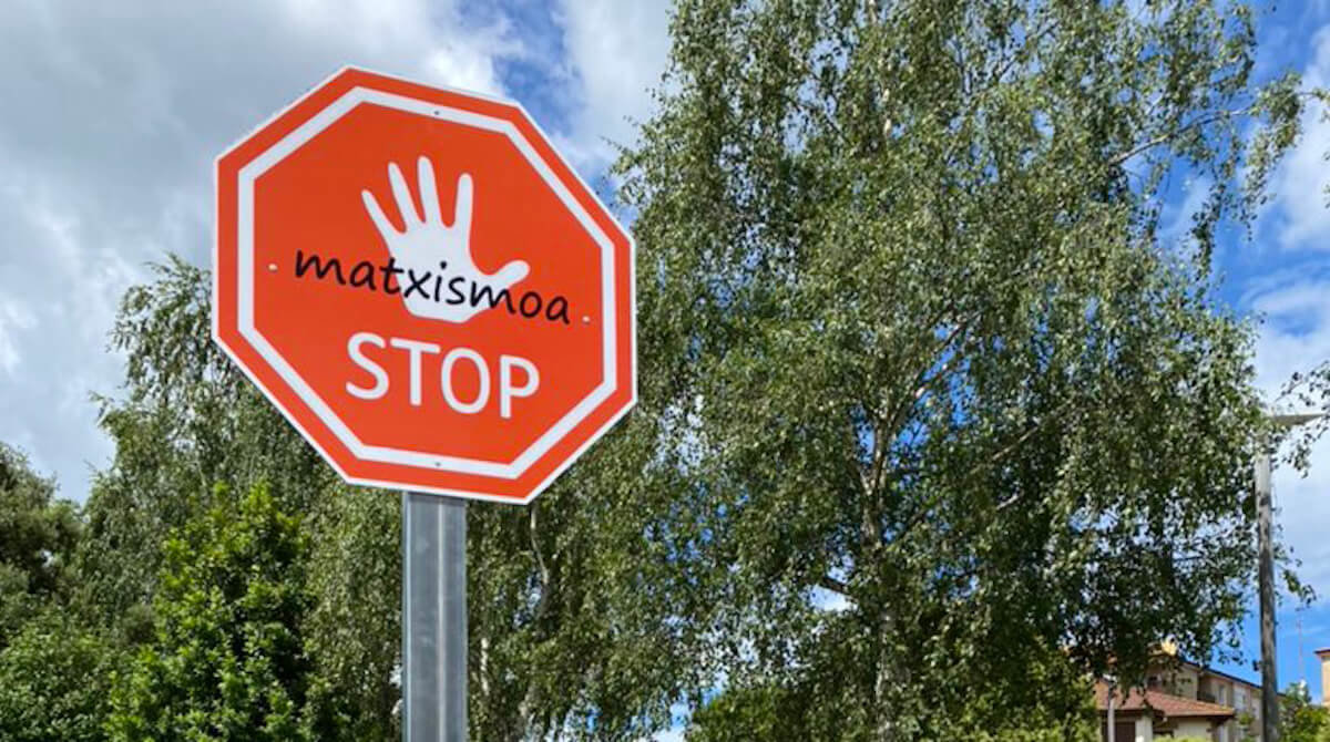 Las señales tiene mensajes como 'Matxismoa Stop' o 'Stop Control'