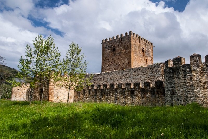 El Castillo de Muñatones se convierte en protagonista