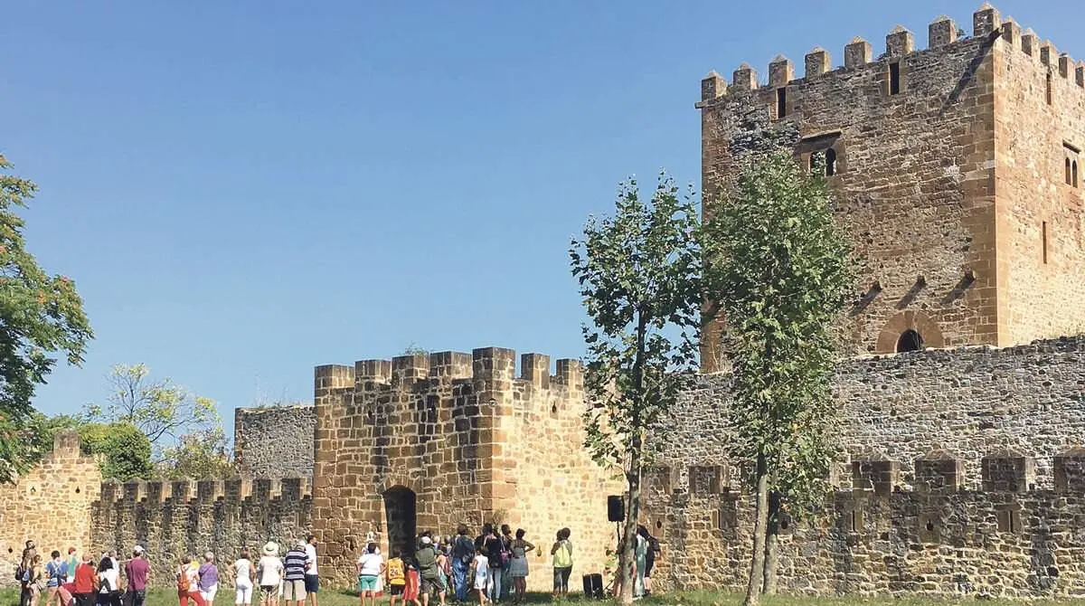 Habrá un recital de un poema medieval o un desfile
de vestidos y tocados de la época, entre otras actividades