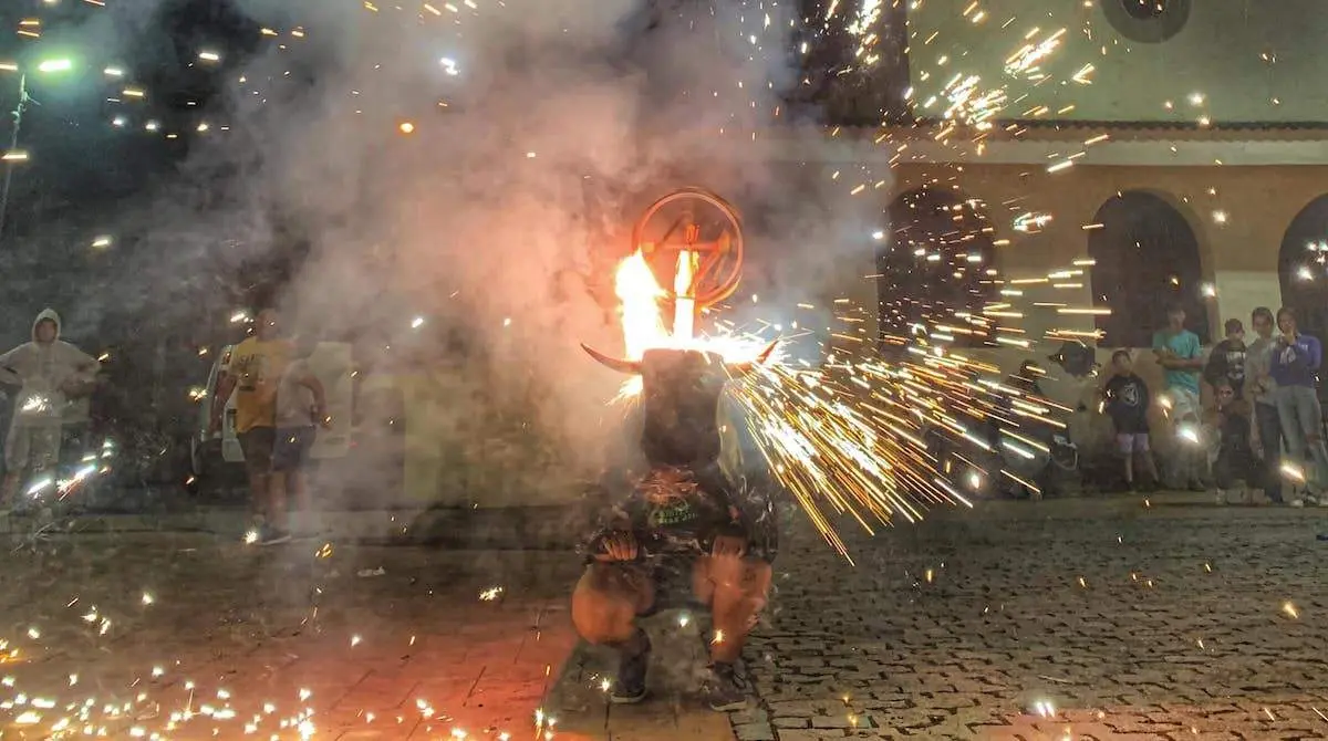 Toro de fuego en fiestas de La Rigada