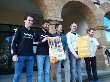 El Alcalde de Muskiz y el concejal de Deportes junto al equipo de Wats