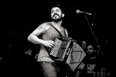 Su mezcla de música tradicional vasca, pop-rock, reggae y ska sonará en las fiestas de San Juan 