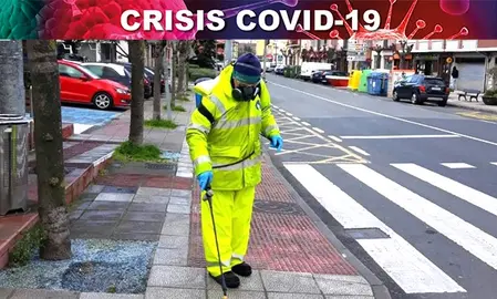 Los operarios limpian calles y zonas de centros de trabajo