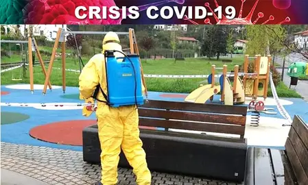 Los operarios limpian las calles del municipio para evitar contagios