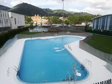 Hay una piscina grande y otra de chapoteo