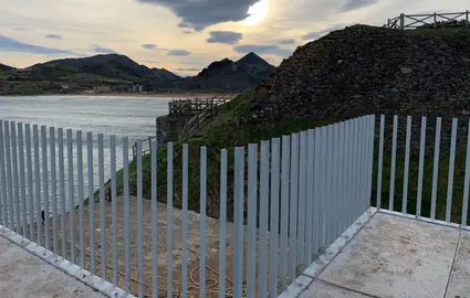 Se han limpiado y eliminado los elementos degradados y se ha instalado un nuevo mirador