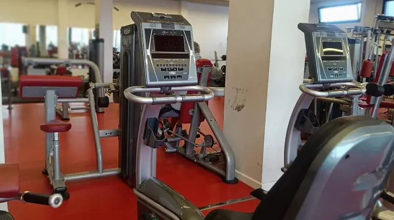 renovacion-pistas-padel-maquinas-musculacion-muskiz