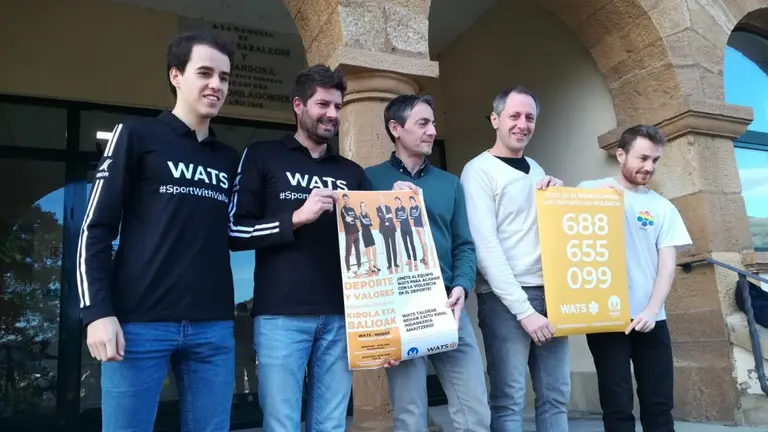 El Alcalde de Muskiz y el concejal de Deportes junto al equipo de Wats