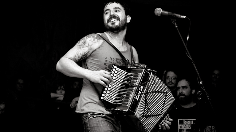 Su mezcla de música tradicional vasca, pop-rock, reggae y ska sonará en las fiestas de San Juan