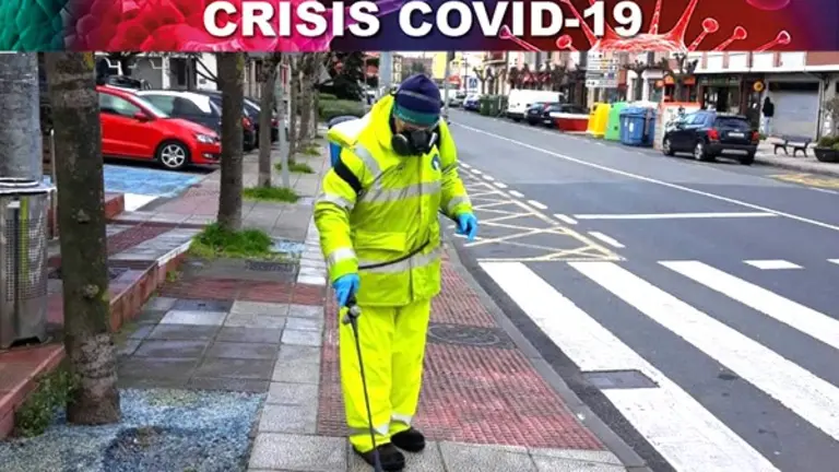 Los operarios limpian calles y zonas de centros de trabajo