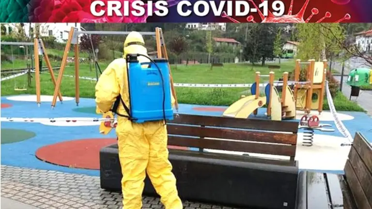 Los operarios limpian las calles del municipio para evitar contagios