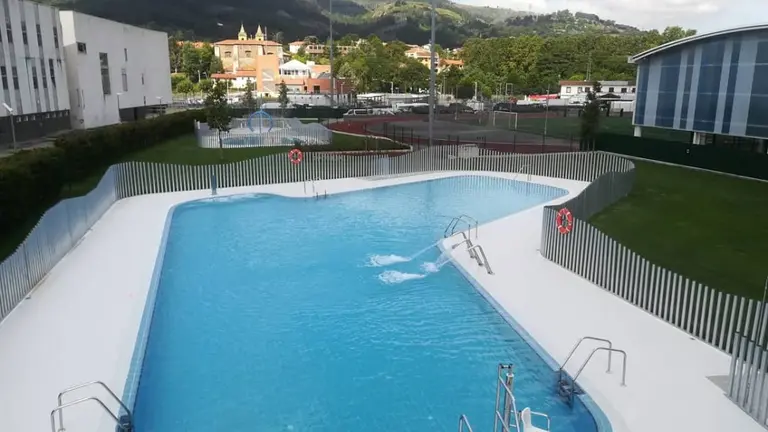 Hay una piscina grande y otra de chapoteo