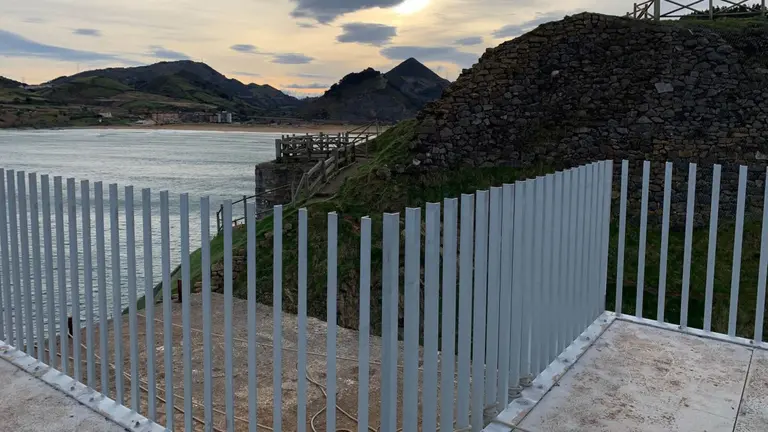 Se han limpiado y eliminado los elementos degradados y se ha instalado un nuevo mirador