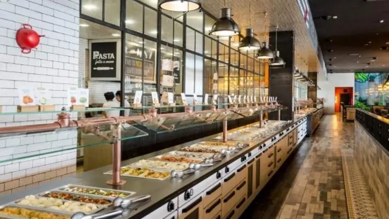 Muerde_la_pasta_apertura_centro_comercial_ballonti