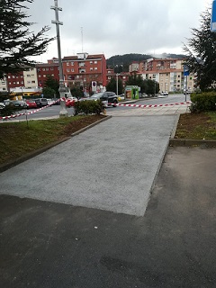 Situada entre el aparcamiento y la entrada a las instalaciones